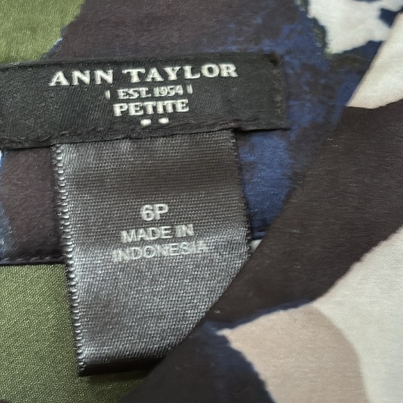 Ann Taylor Petites Floral Print Blouse Size Small Lightweight Business Casual - Picture 3 of 5
